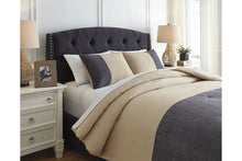 Load image into Gallery viewer, Medi 3-Piece Queen Comforter Set